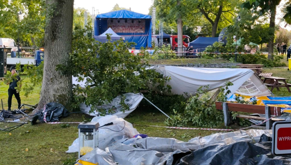 Niebezpieczne zdarzenie podczas Dożynek Gminnych w Reczu. Trzy osoby ranne wskutek silnej nawałnicy