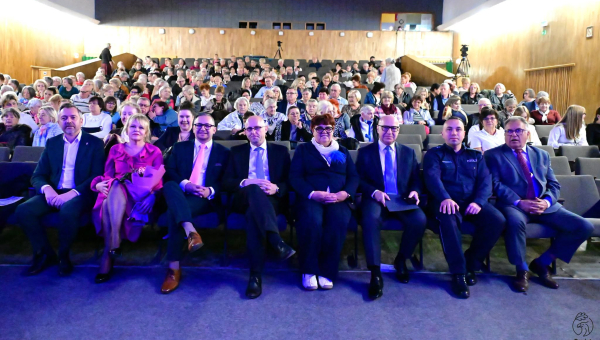 Wyjątkowy Powiatowy Dzień Seniora w Choszcznie: Wspomnienia, muzyka i lokalna integracja