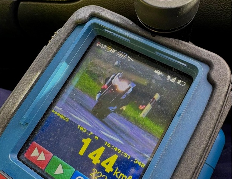 Pędził motocyklem poza obszarem zabudowanym. Stracił prawo jazdy na podstawie nowych przepisów