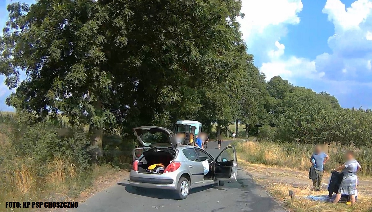 Wypadek na drodze między Wardyniem a Korytowem. Samochód uderzył w drzewo...