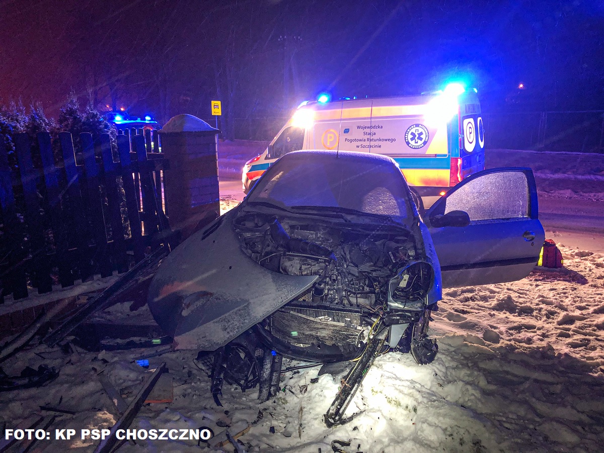 Grożny wypadek w Płotnie (gm.Pełczyce). Samochód uderzył w ogrodzenie...